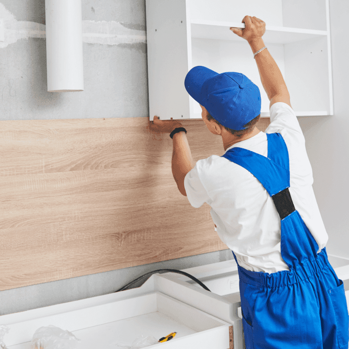 Installateur baut Küche ein