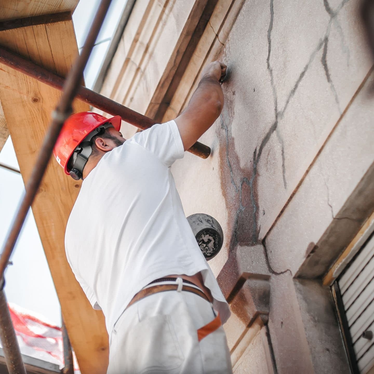 Handwerker renoviert Fassade