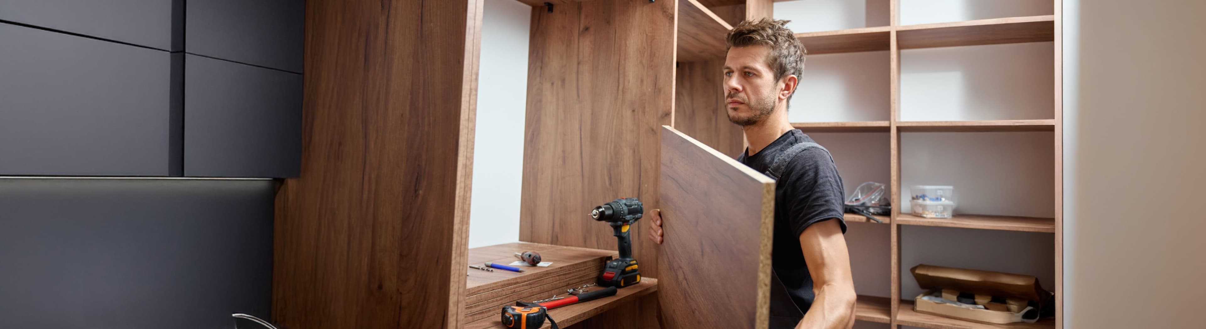 Kücheninstallateur bei der Montage