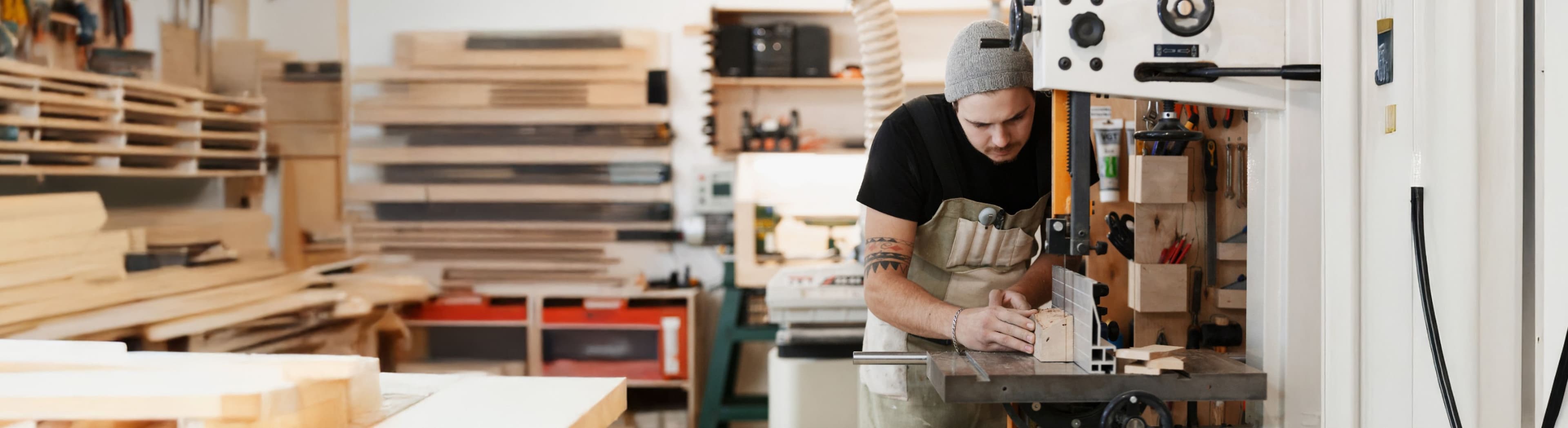 Schreiner bei Säge-arbeiten mit Maschine