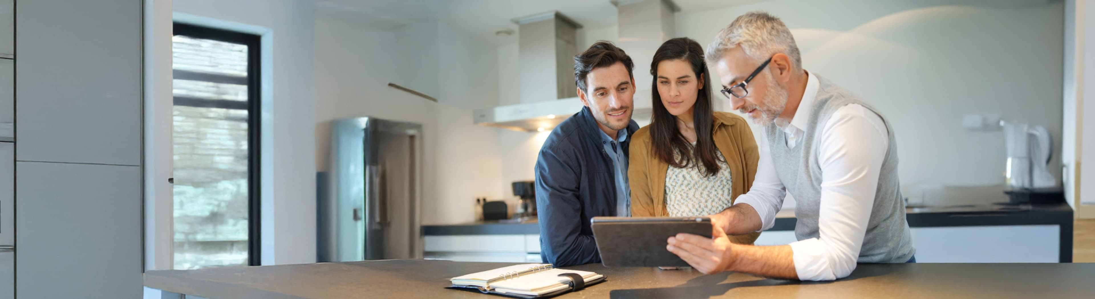Verkäufer mit Tablet bei der Kundenberatung