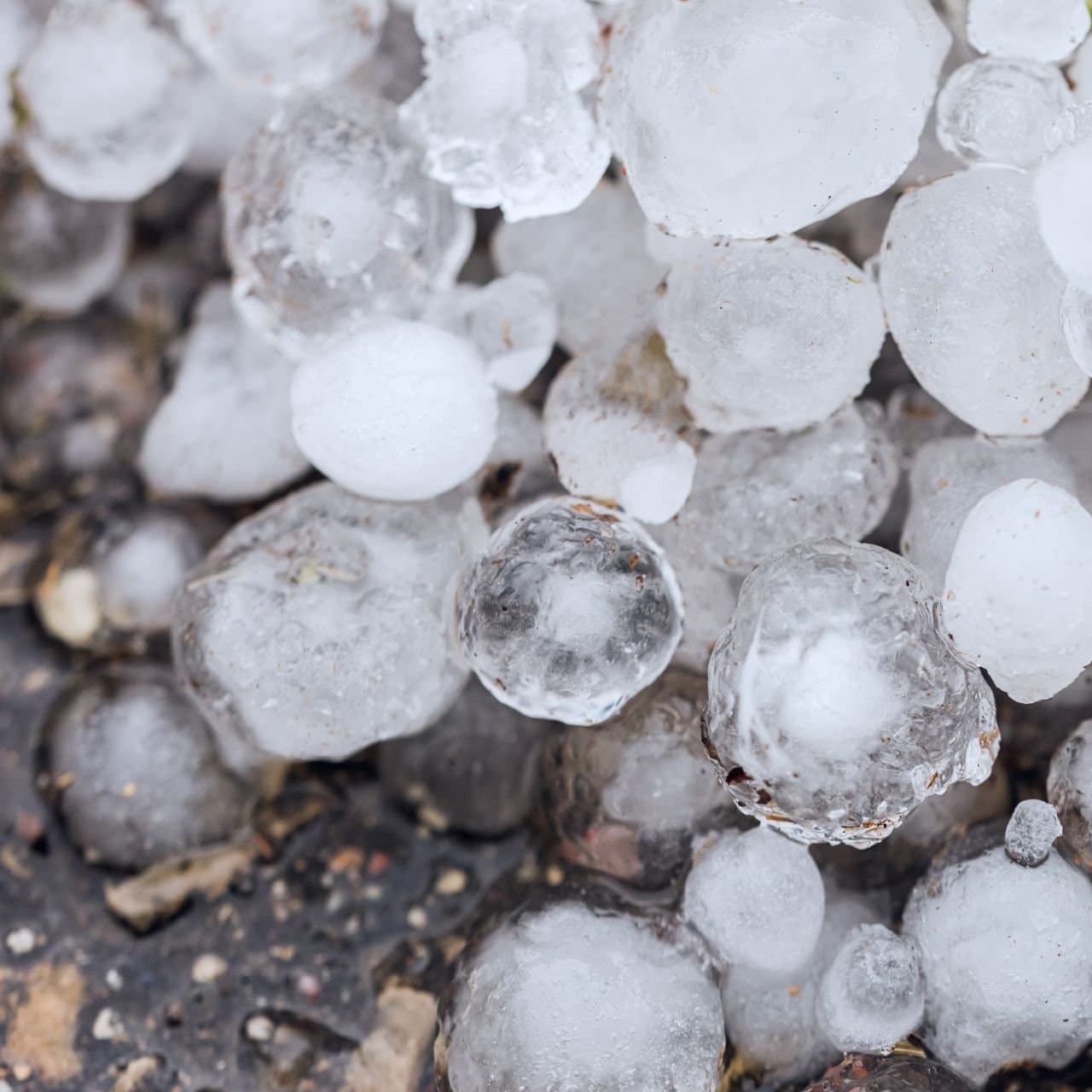 große Hagelkörner auf dem Boden