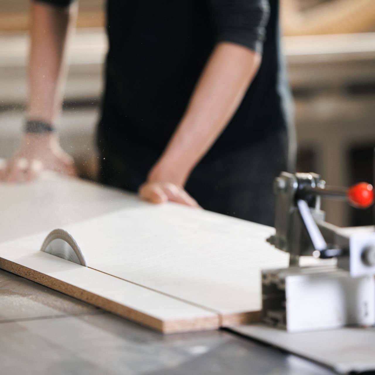 Schreiner sägt mit Kreissäge